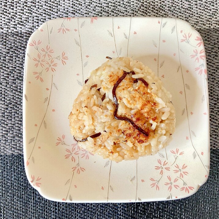 フライパンで 塩昆布と粉チーズの焼きおにぎり